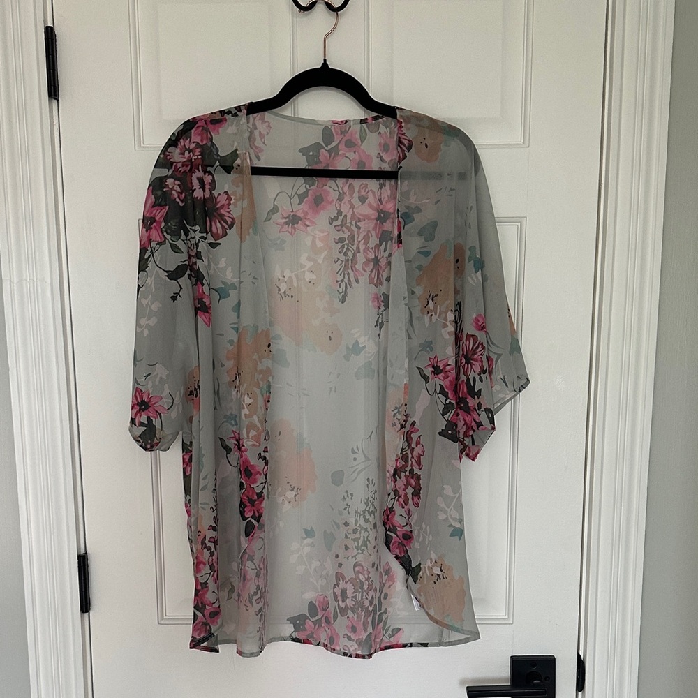 Chic Floral Sheer Kimono in Pink and Gray/blue